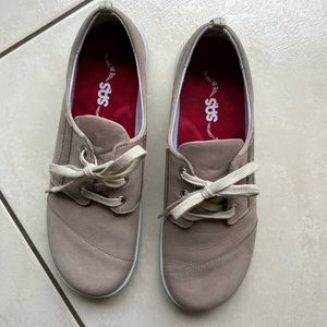 Women’s SAS casual shoe. Size 8 1/2 M